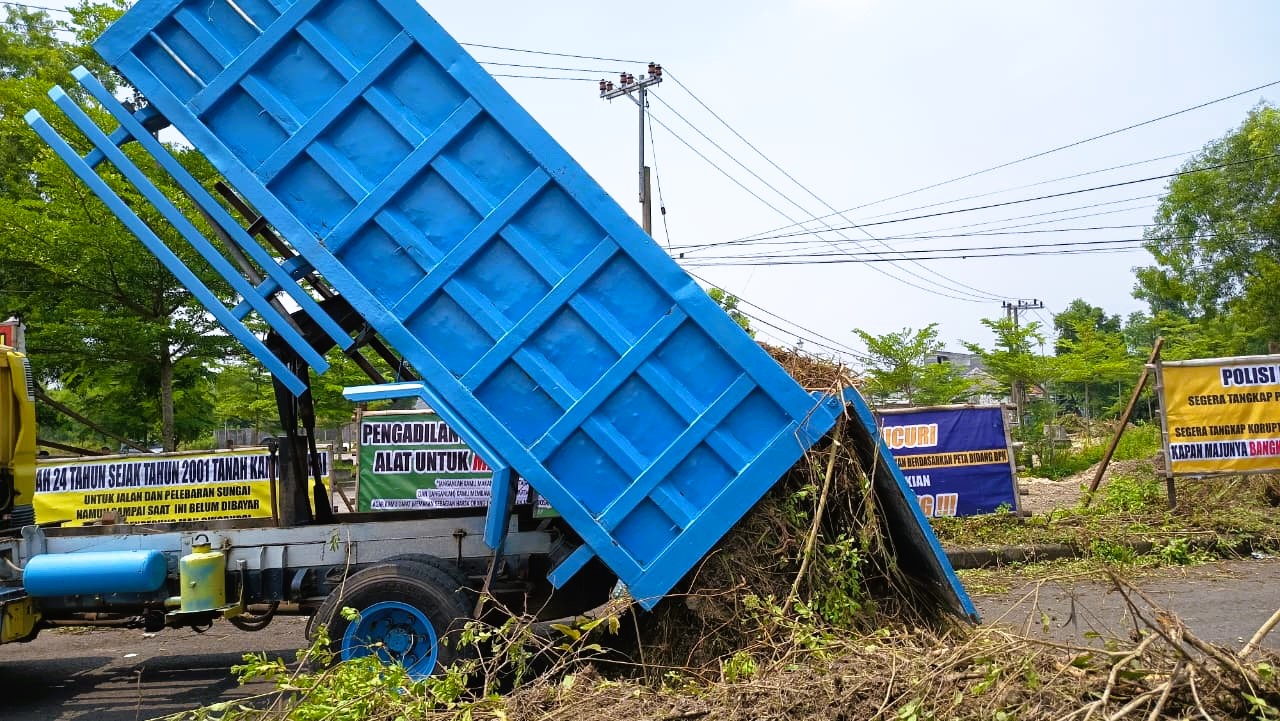 DIDUGA BERMASALAH: Truk bermuatan sampah memblokade Jalan Kinibalu Bangkalan, Senin (1/12).