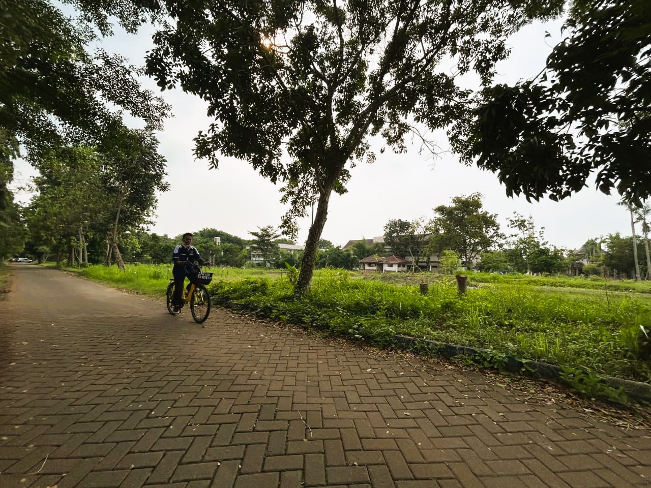 TERBATAS: Warga berada di area kantor Pemkab Bangkalan yang terletak di Jalan Soekarno-Hatta Nomor 35, Senin (1/12).&nbsp;