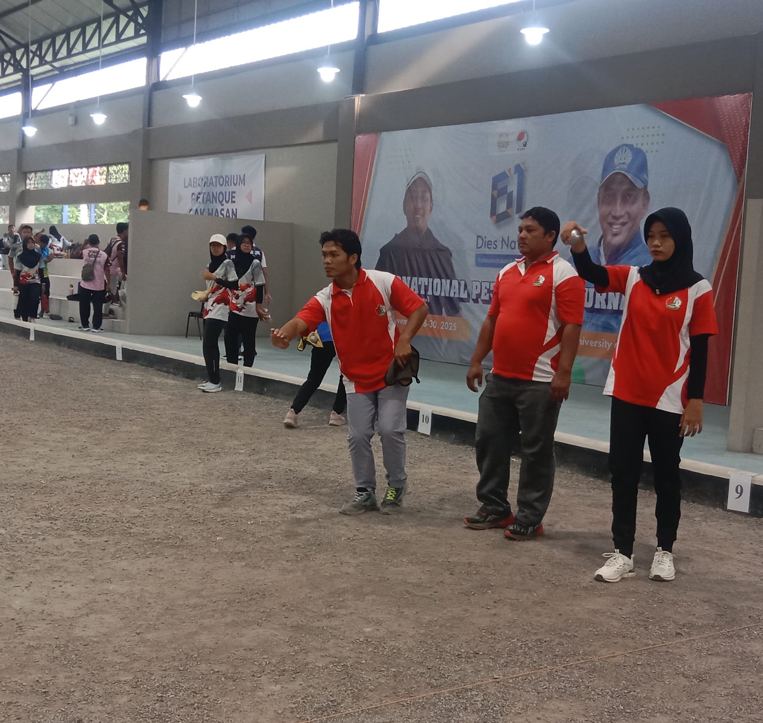 TALENTA MUDA: Atlet FOPI Sampang aaat berkompetisi pada kejuaraan Unesa International Petanque Tournament di Surabaya, Minggu (30/11).&nbsp;