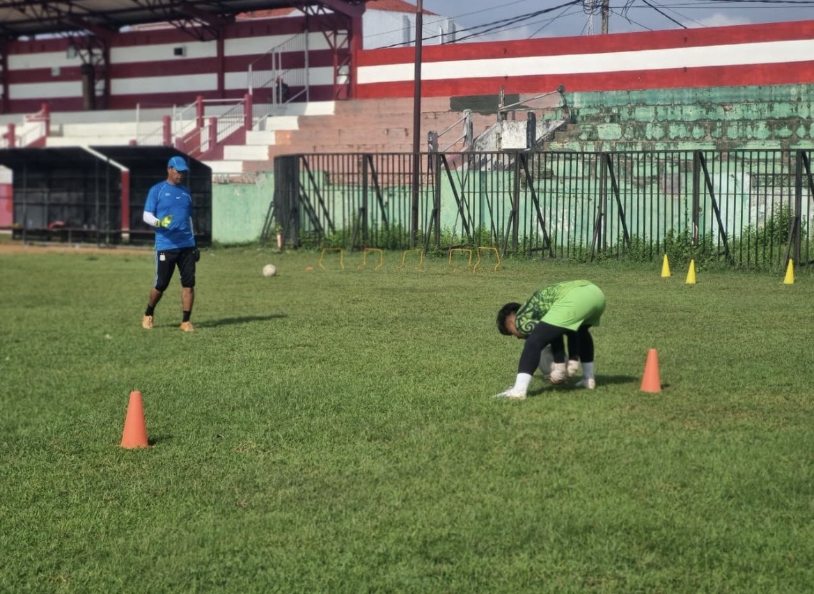FOKUS: Sejumlah atlet Perssu Madura City sedang melakukan latihan di Stadion A. Yani, Desa Pabian, Kecamatan Kota Sumenep, Sabtu (29/11).&nbsp;
