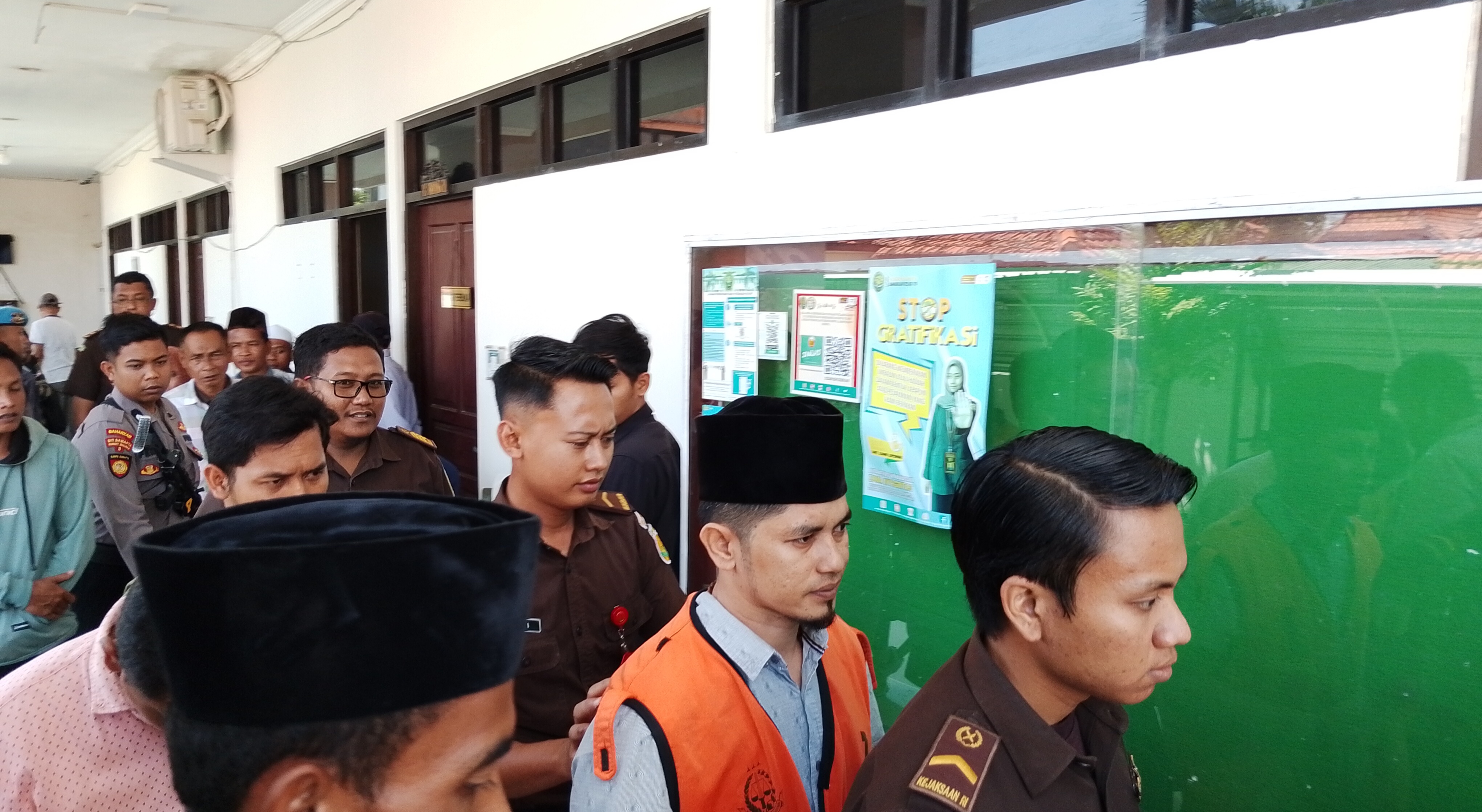 Kepala Desa Geger Bangkalan, Budiman usai menjalani sidang di Pengadilan Negeri Bangkalan, Selasa (2/12/2025).