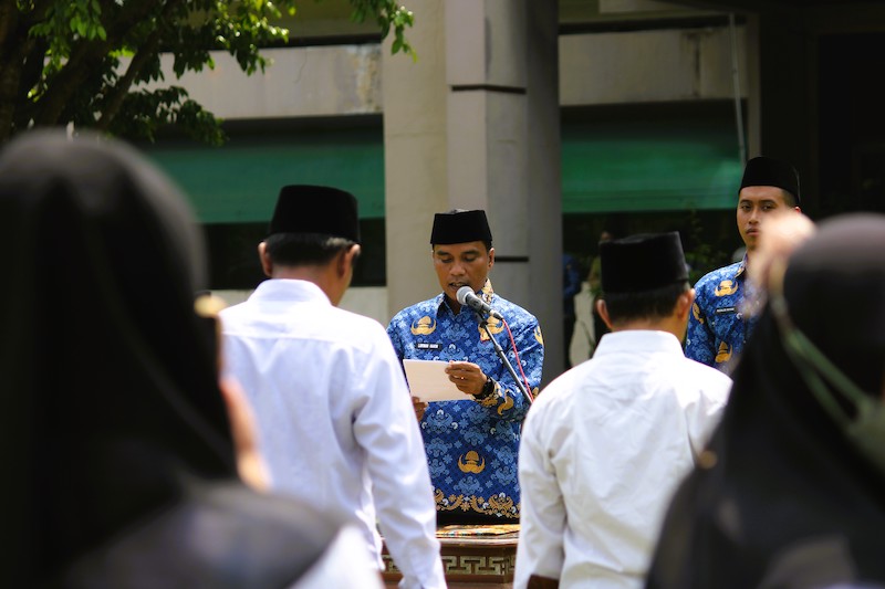 MEMBERI PESAN: Bupati Bangkalan Lukman Hakim menyampaikan sambutan saat pengukuhan tambahan masa jabatan anggota BPD di halaman kantor pemkab, Senin (1/12).&nbsp;