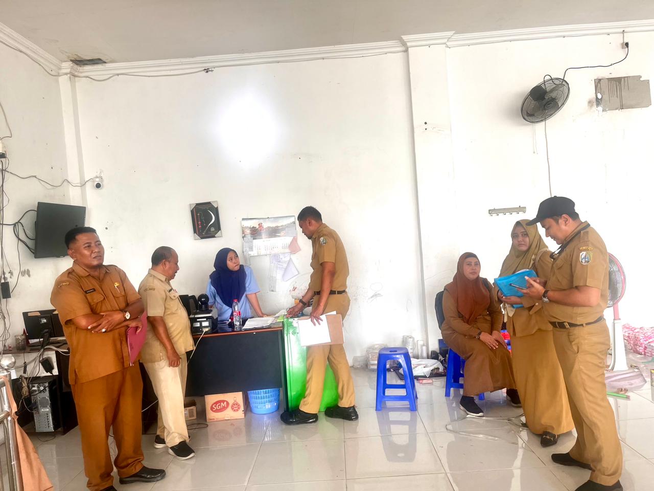 KEPEGAWAIAN: Seorang ASN melintas di depan Kantor Bupati Sampang, Senin (1/12).