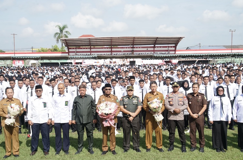 KOMPAK: Bupati Sumenep Achmad Fauzi Wongsojudo (lima dari kiri) berfoto bersama PPPK paro waktu usai menerima SK di GOR A. Yani Sumenep, Senin (1/12).&nbsp;