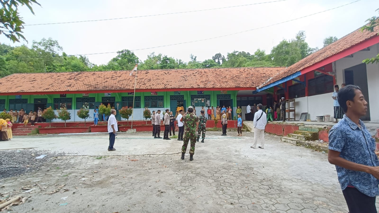Ahli Waris lahan SDN Lerpak 2 Geger Bangkalan mengaku kecewa karena segel dibuka paksa.