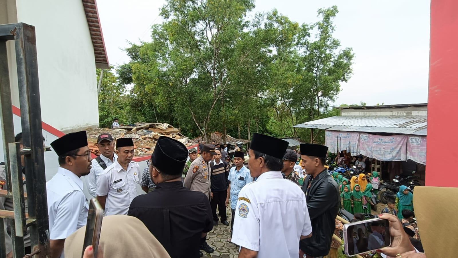 Proses pembukaan segel SDN Lerpak 2 Geger Bangkalan.