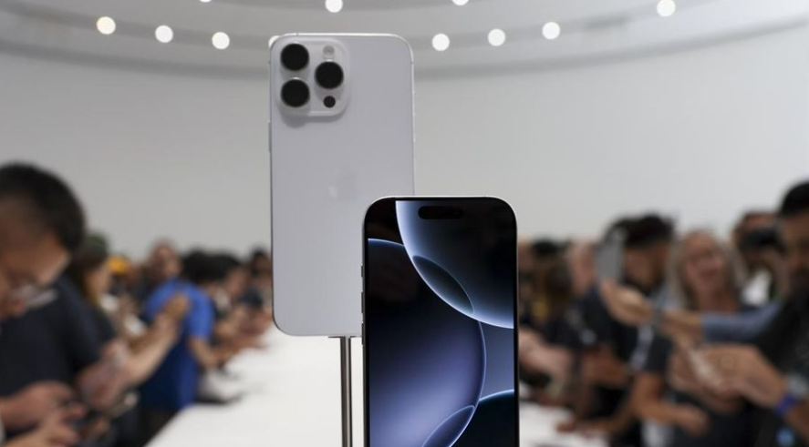 Foto: iPhone 16 baru dipamerkan selama pengumuman produk baru di kantor pusat Apple pada hari Senin, 9 September 2024, di Cupertino, California. (AP Photo/Juliana Yamada)
