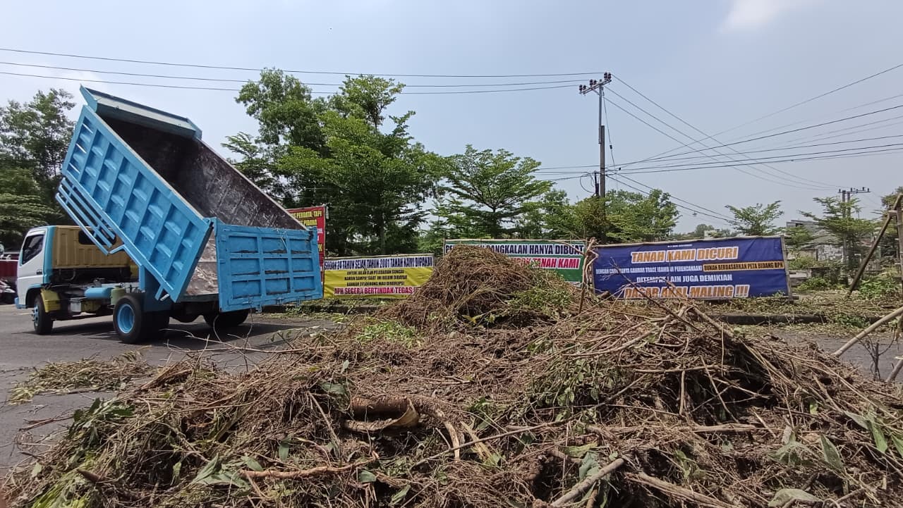 BERMASALAH: Warga menutup akses Jalan Kinibalu, Desa Bilaporah, Kecamatan Socah, Bangkalan, Senin (1/12).&nbsp;