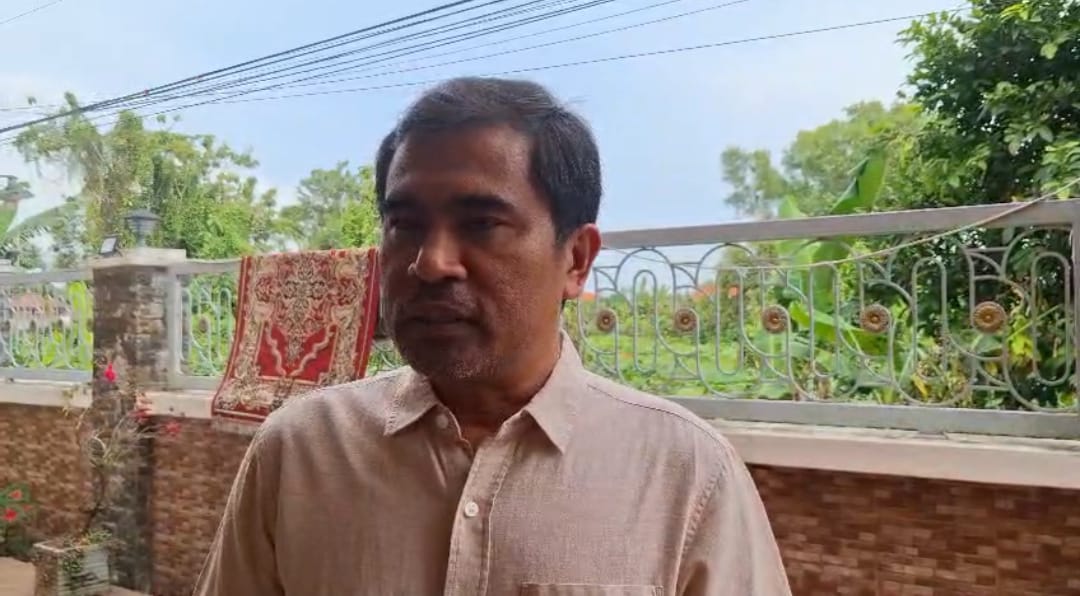 RAMAH: Aktivis Bangkalan Mathur Husyairi berada di rumahnya di Kelurahan Kemayoran, Kamis (27/11).&nbsp;