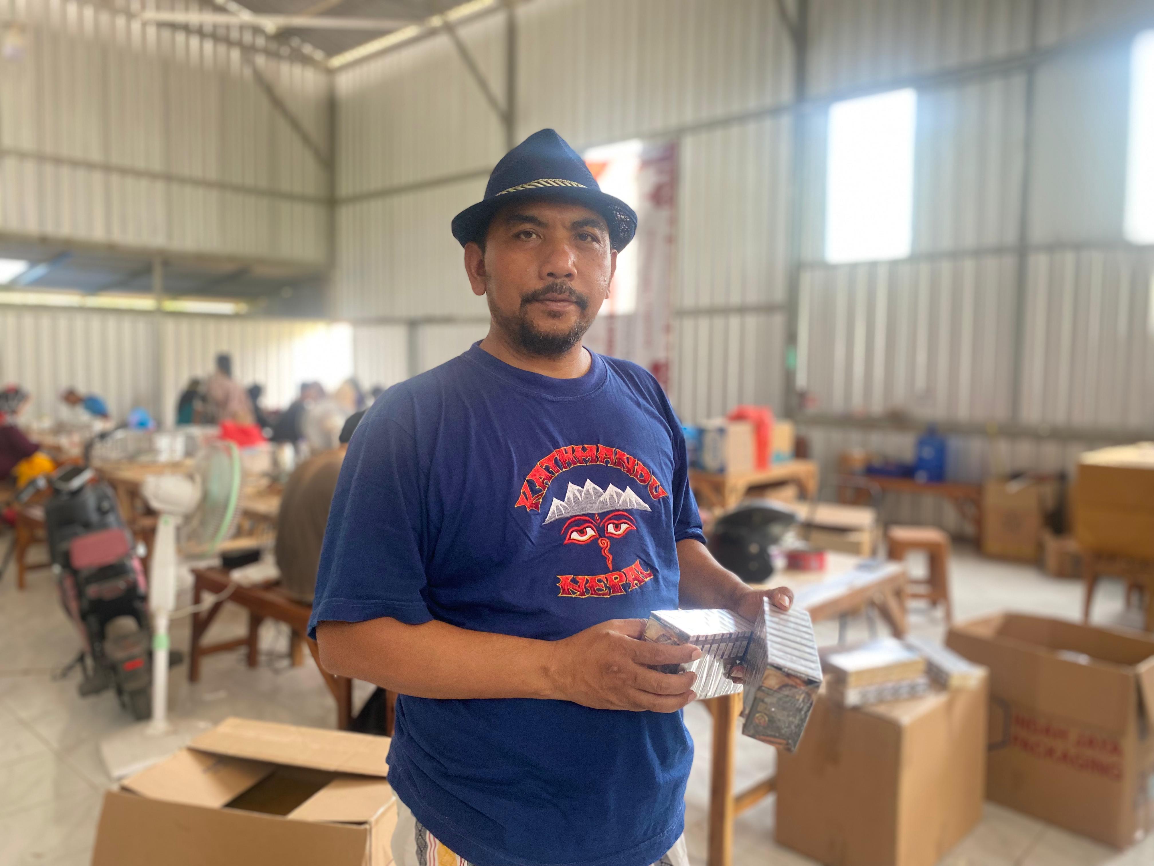 BEKERJA: Direktur CV Jawara Internasional Djaya Marsuto Alfianto berada di gudang miliknya di Kecamatan Palengaan, Pamekasan, Selasa (2/11).&nbsp;