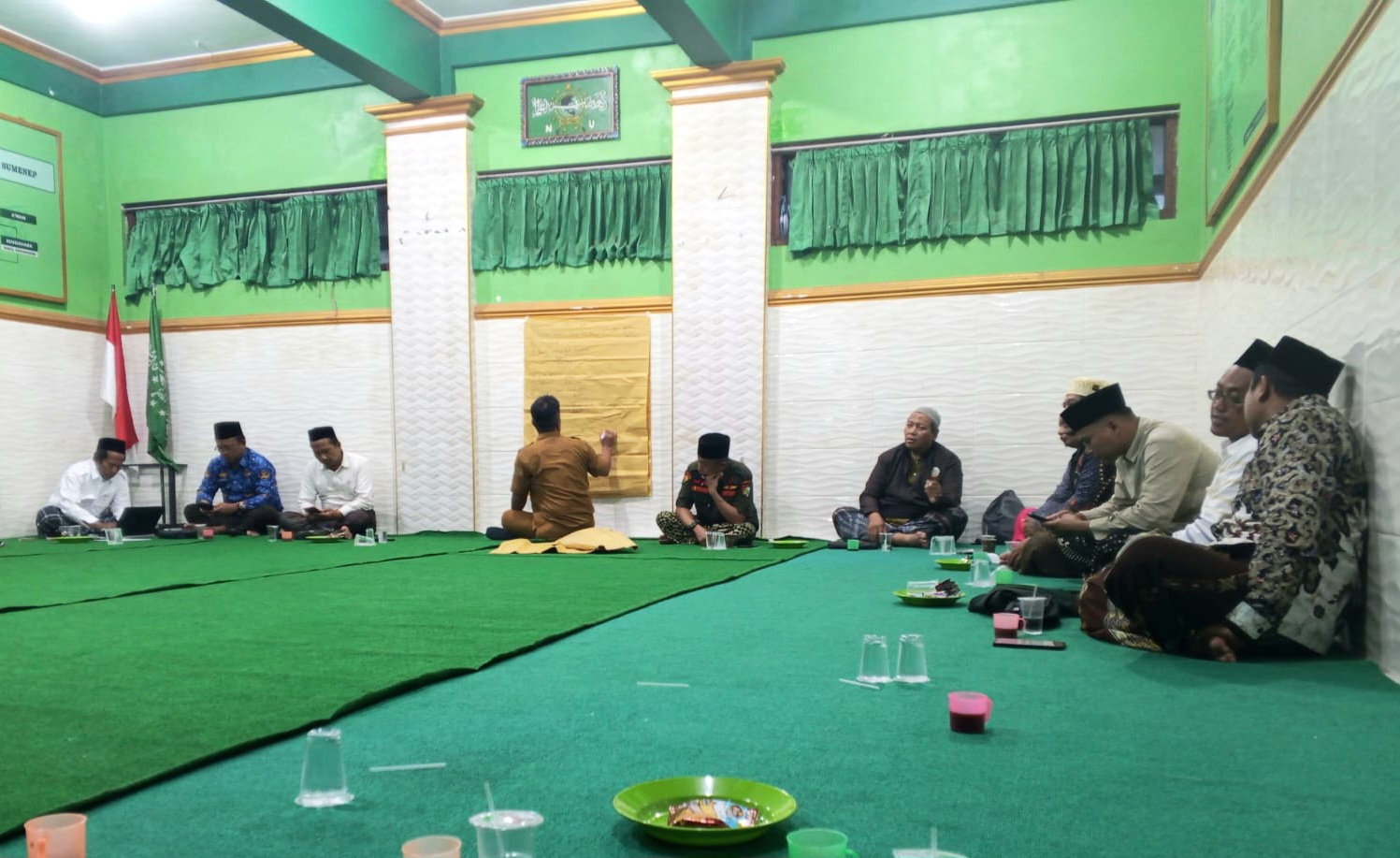 HANGAT: Panitia Konfercab PCNU Sumenep saat melakukan rapat persiapan di kantor PCNU Sumenep, Senin (1/12).&nbsp;