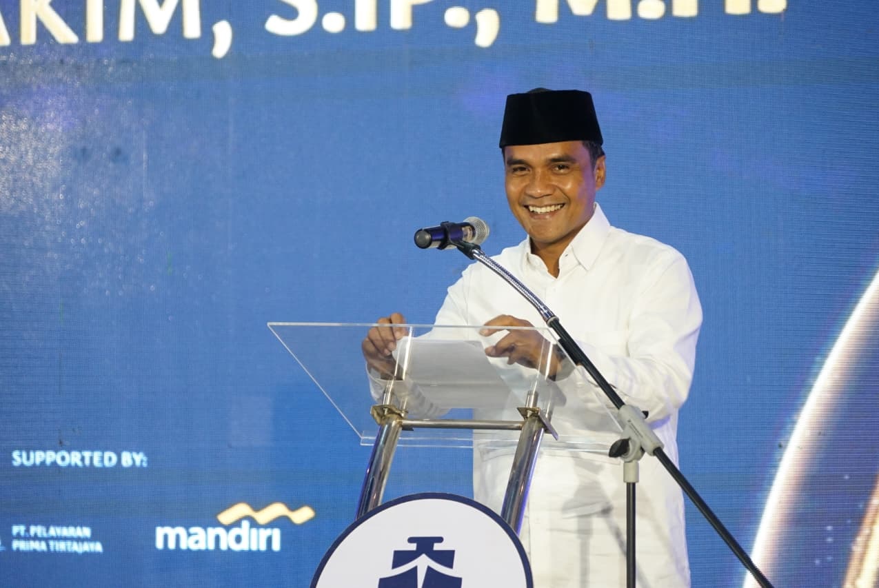 RAMAH: Bupati Bangkalan Lukman Hakim menyampaikan sambutan saat menghadiri kegiatan di Desa Sambilangan, Kecamatan Kota,&nbsp;Rabu (3/12).&nbsp;