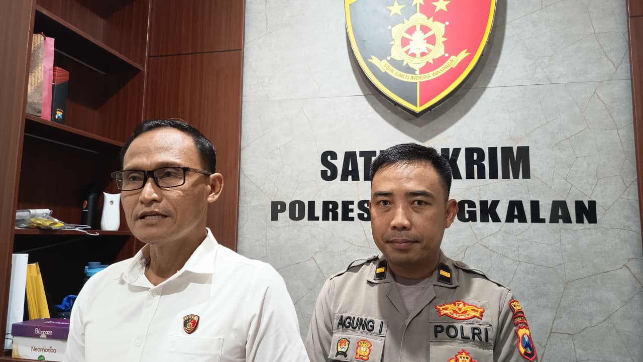 BERI KETERANGAN: Kasatreskrim Polres Bangkalan AKP Hafid Dian Maulidi didampingi Kasihumas Ipda Agung Intama saat ditemui di ruang kerjanya, Rabu (3/12).