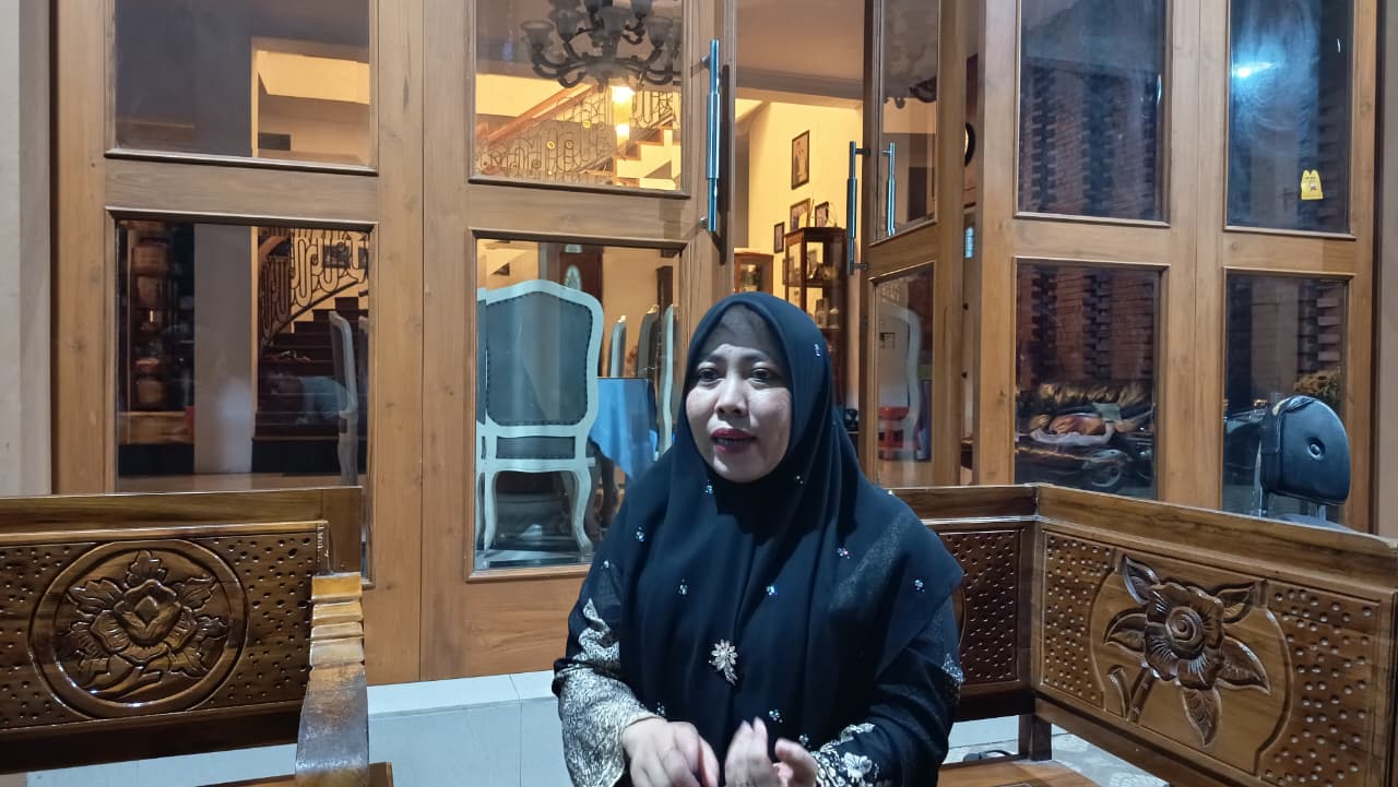 RAMAH: Direktur Muslimah Humanis Indonesia (MHI) Mutmainnah saat ditemui di kediamannya Selasa (2/12).&nbsp;