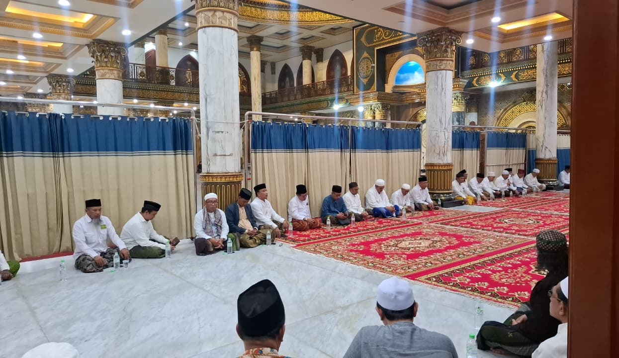 BERMUNAJAT: Para ulama saat melaksanakan istighotsah di Pesarean Martajasah Bangkalan, Selasa (2/12).&nbsp;