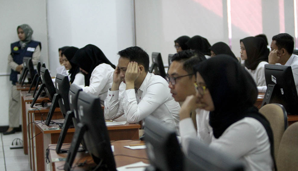 Peserta mengikuti Seleksi Kompetensi Dasar (SKD) berbasis Computer Assisted Test (CAT) untuk Calon Pegawai Negeri Sipil (CPNS) di kantor Badan Kepegawaian Negara (BKN) Pusat, Jakarta. Bisnis/Bisnis/Ar