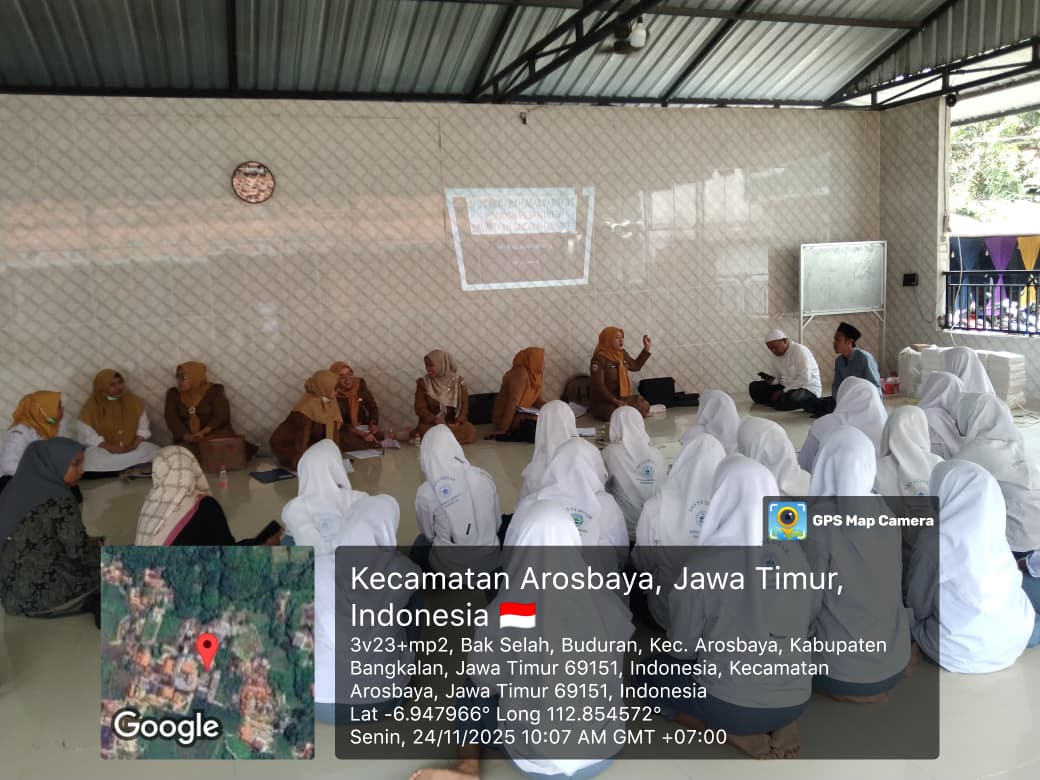 Petugas Puskesmas Tongguh saat melakukan Program Santri Jatim Sehat dan Berkah (SAJADAH) di Pondok Pesantren Salafiyah Sa&rsquo;idiyah
