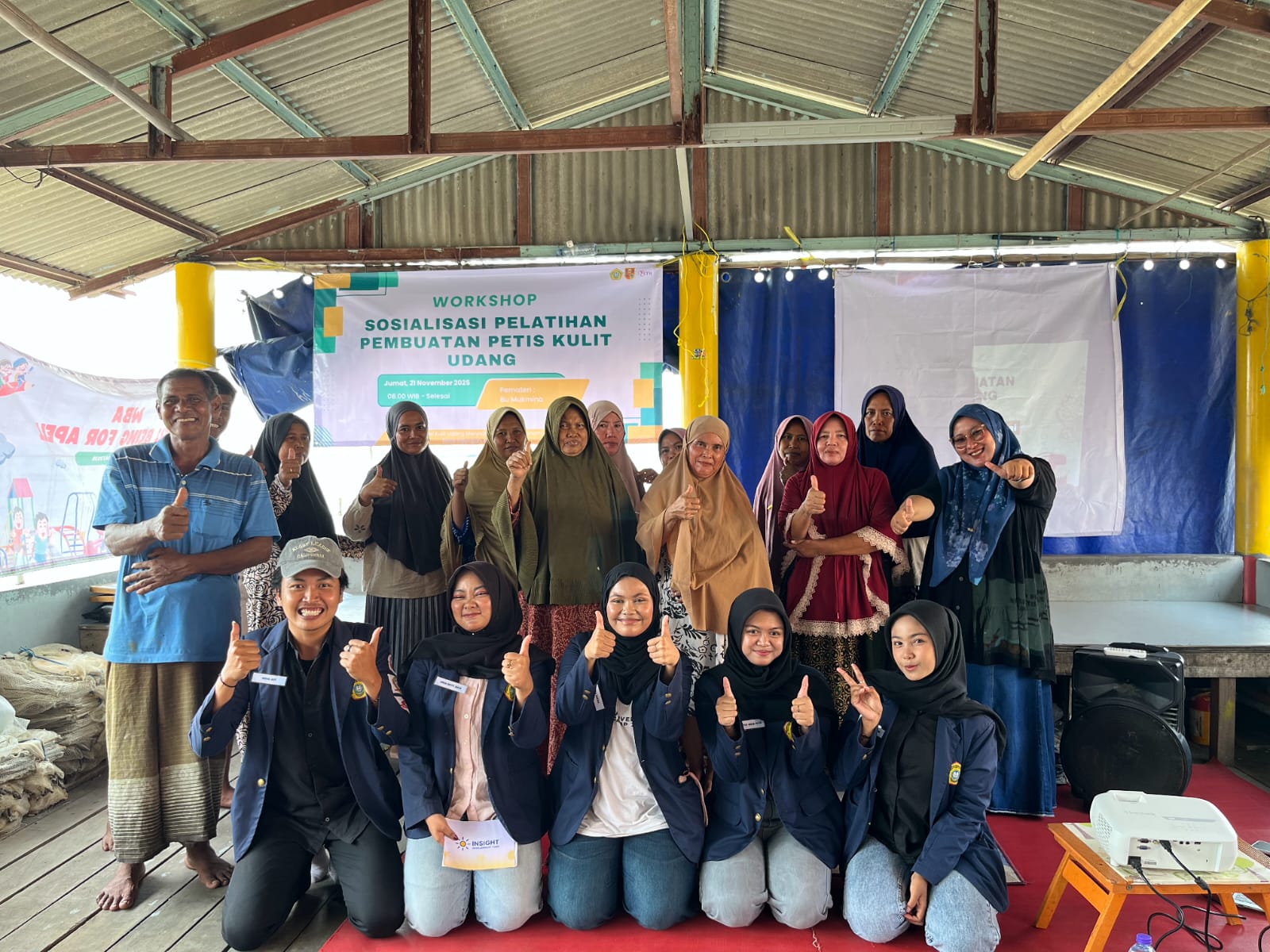Mahasiswa program studi  Psikologi Universitas Trunojoyo Madura (UTM) foto bersama dengan warga Desa Tajungan yang menjadi target kegiatan kegiatan intervensi komunitas