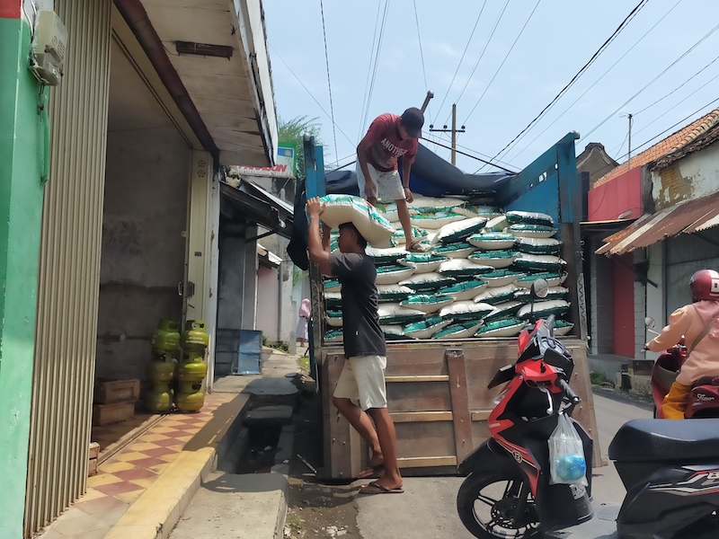 KEBUTUHAN PANGAN: Seorang pekerja menurunkan beras di Kelurahan Pangeranan, Kecamatan Bangkalan, Selasa (2/12).&nbsp;