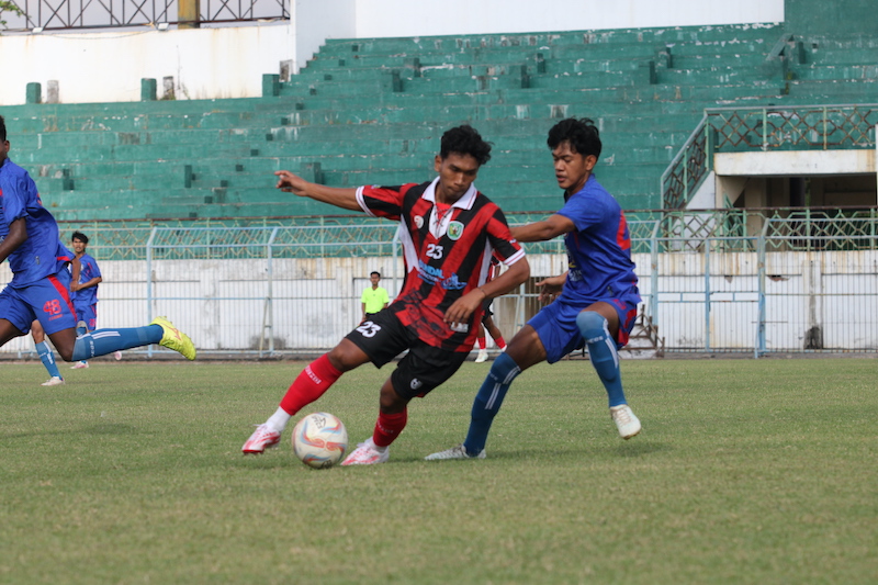 LINCAH: Pemain Perseba Bangkalan berusaha mengecoh lawan saat uji coba di SGB, Sabtu (23/8).&nbsp;