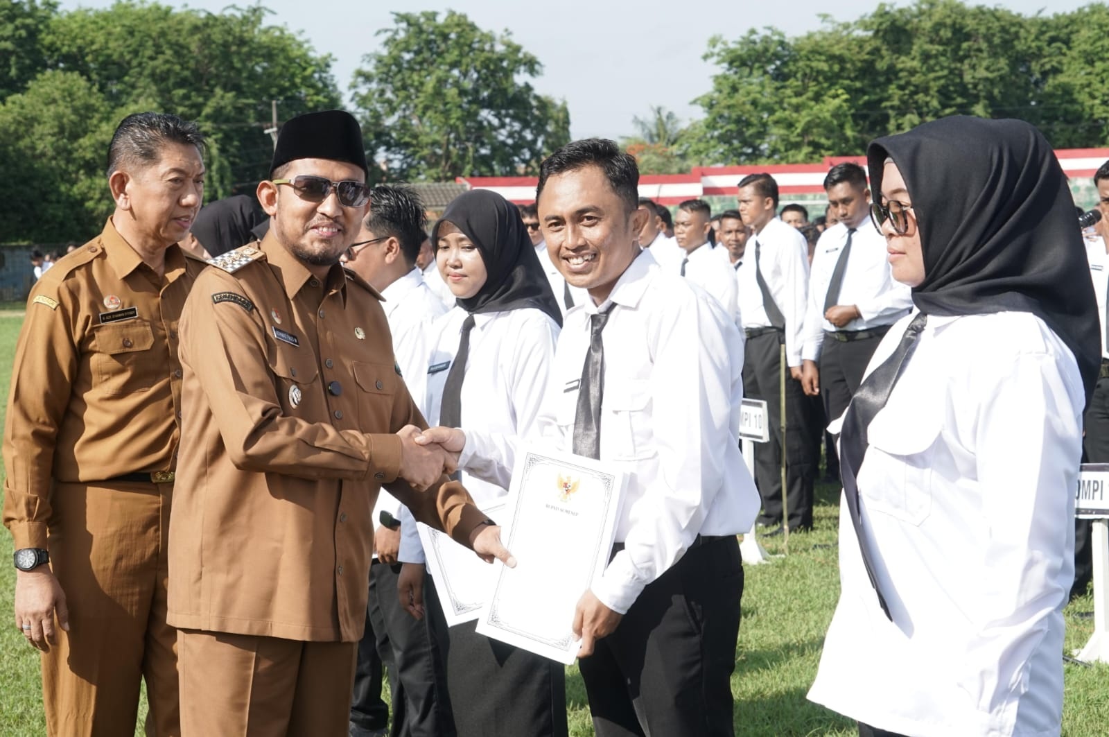 SEMRINGAH: Bupati Sumenep Achmad Fauzi Wongsojudo saat memberikan SK kepada PPPK di GOR A. Yani Sumenep, Senin (1/12).&nbsp;