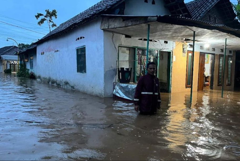 Banjir melanda di 8 desa di wilayah Kecamatan Winongan setelah di wilayah hulu, kawasan perbukitan Lumbang, Kabupaten Pasuruan, Jawa Timur, Kamis (4/12/2025). (Kompas)
