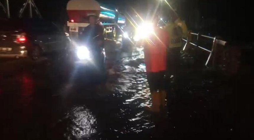 Banjir di Jalan Ir Juanda Pasuruan. Kendaraan di jalur Pantura ini dialihkan. (Foto: Istimewa)