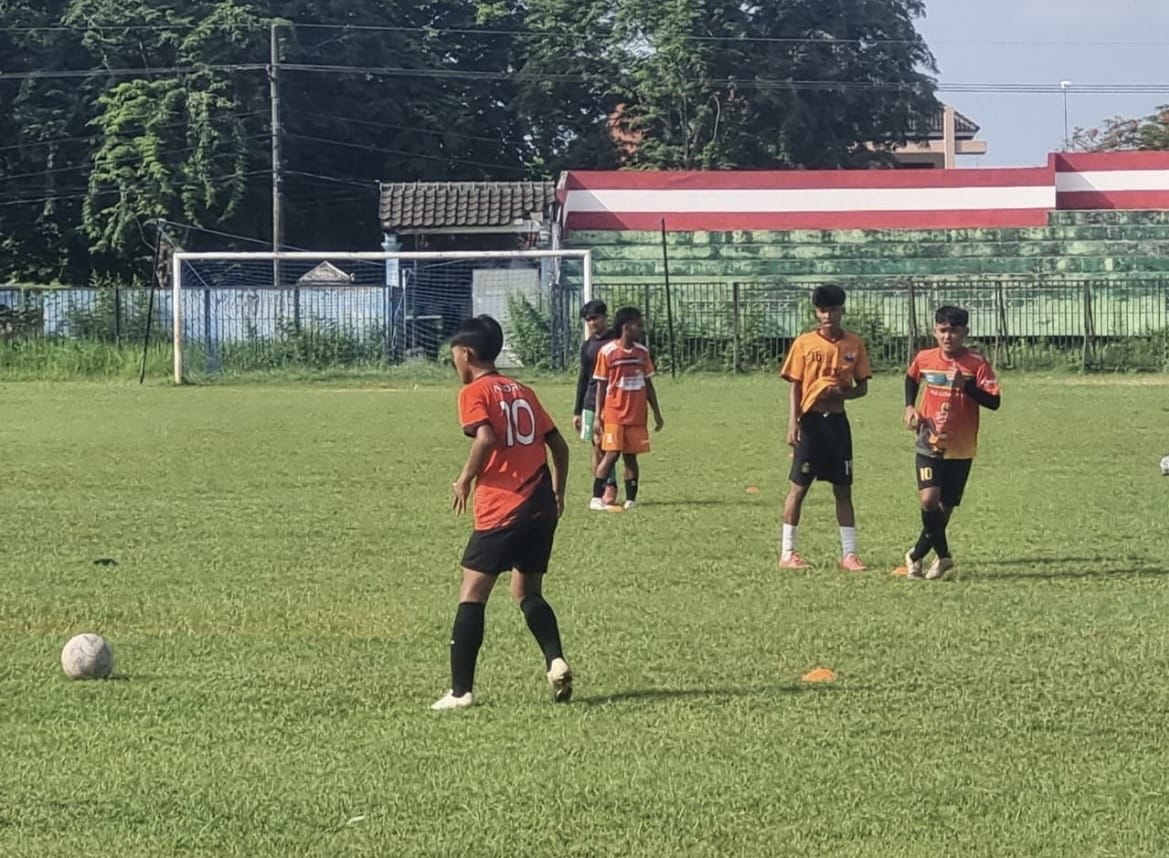 FOKUS: Sejumlah atlet Perssu Madura City sedang latihan di Stadion A Yani, Desa Pabian, Kecamatan Kota Sumenep, Sabtu (29/11).&nbsp;
