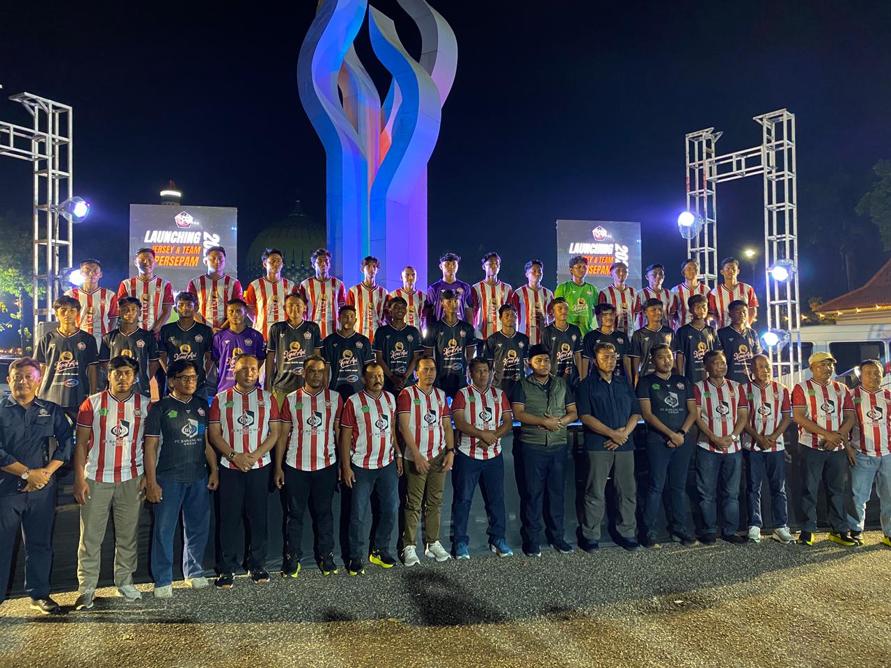 PUNYA TARGET: Pemain, manajemen, dan tamu undangan berfoto bersama di Monumen Arek Lancor, Rabu (3/12) malam.&nbsp;