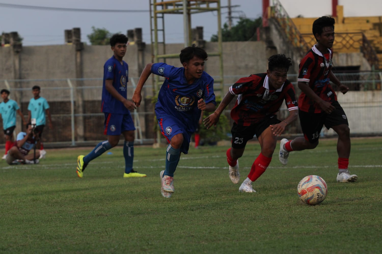 TENSI TINGGI: Pemain Perseba berusaha merebut bola dari pemain Arema FC saat bertanding dalam laga persahabatan di Stadion Gelora Bangkalan, Sabtu (23/8).&nbsp;