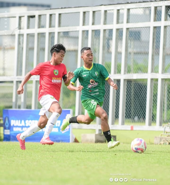 ADU SKILL: Pemain Persesa menggiring bola saat melawan tim Perseba pada Piala Soeratin di Stadion Gelora Bung Tomo (GBT) Surabaya, Selasa (15/7).