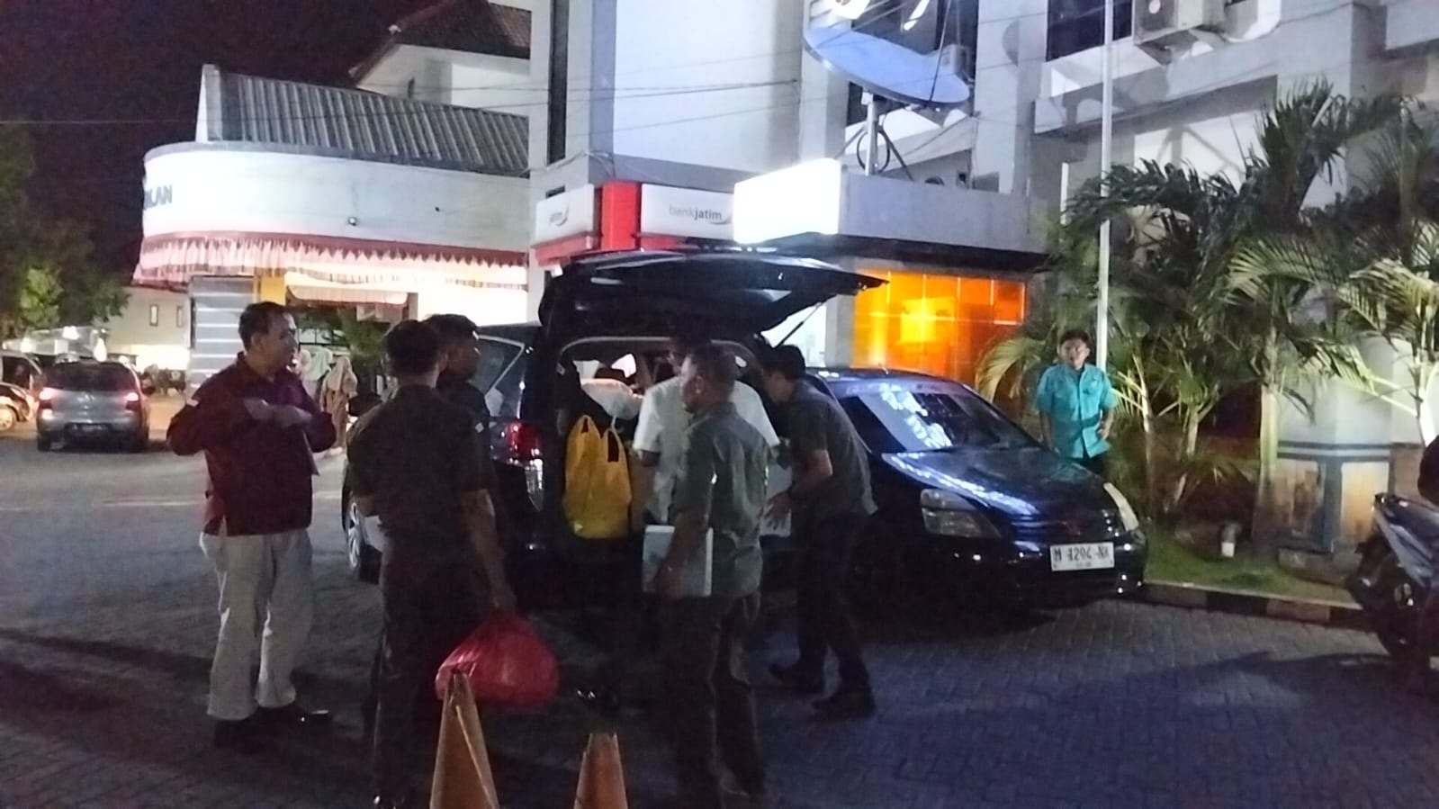 DIGELEDAH: Penyidik Kejari Sampang membawa boks berisi berkas usai penggeledahan di halaman RSMZ Sampang, Rabu (3/12).&nbsp;