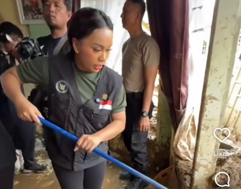Aksi Utusan Khusus Presiden Bidang Pariwisata Zita Anjani ngepel banjir dikritik warganet. DOK IG @medcomid