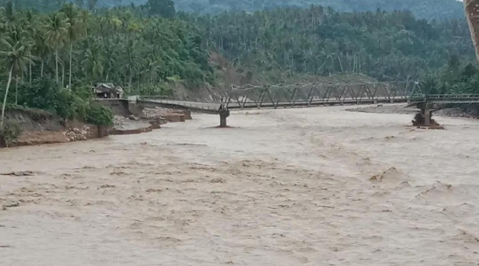 Viral Wanita Mengungsi dari Banjir Aceh, Jalan Kaki hingga 20 Kilometer Selama 4 Hari/Foto: Dok. TikTok @shanazalzamru