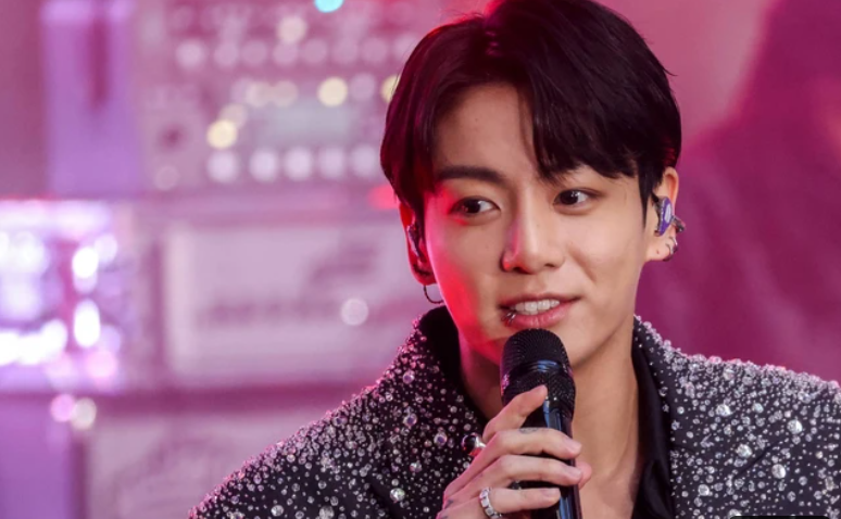 Penyanyi Jungkook dari BTS tampil di acara
