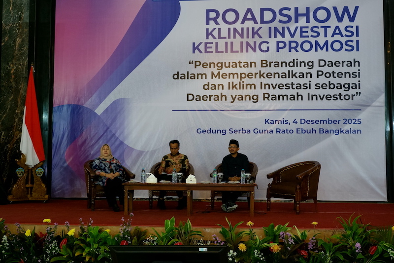 TERBUKA UNTUK UMUM: Bupati Bangkalan Lukman Hakim (tengah) menjadi pembicara dalam kegiatan Klinik Investasi Keliling Promosi yang digelar di Gedung Serbaguna Rato Ebuh, Kamis (4/12).&nbsp;