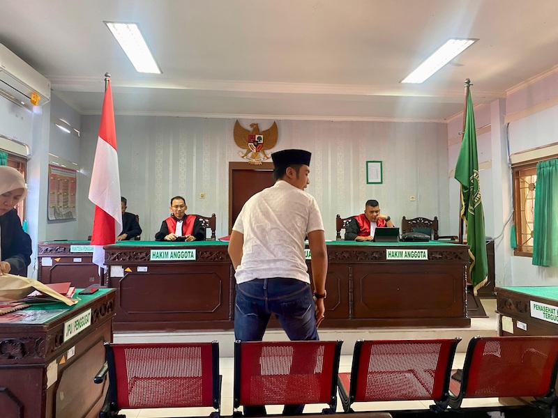 TERGESA-GESA: Terdakwa Abe beranjak dari kursi sidang Pengadilan Negeri Pamekasan kemarin (5/12).&nbsp;