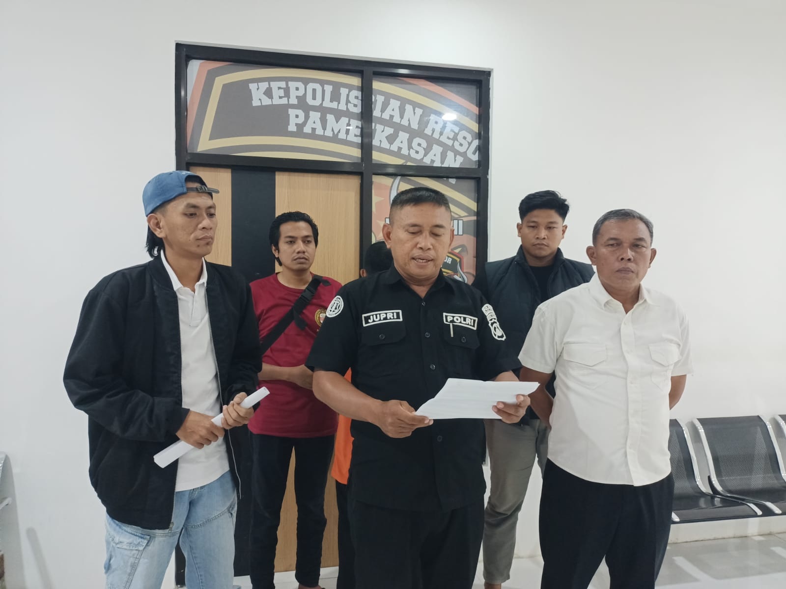 RINGKUS: Polisi memberikan keterangan mengenai kasus pembacokan di Kelurahan Kowel, Pamekasan, Kamis (4/12) malam.&nbsp;