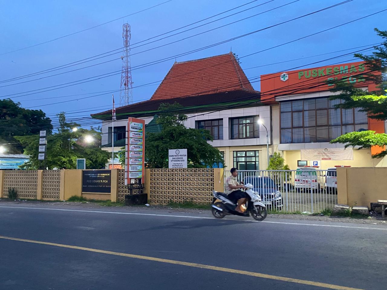 FASKES: Pengendara melintas di depan Puskesmas Blega, Sabtu (6/12).