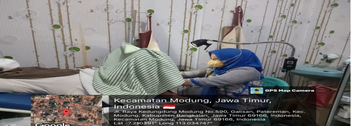 Petugas Puskesmas Kedungdung saat melakukan Skrining HPV DNA untuk Cegah Kanker Payudara dan Serviks