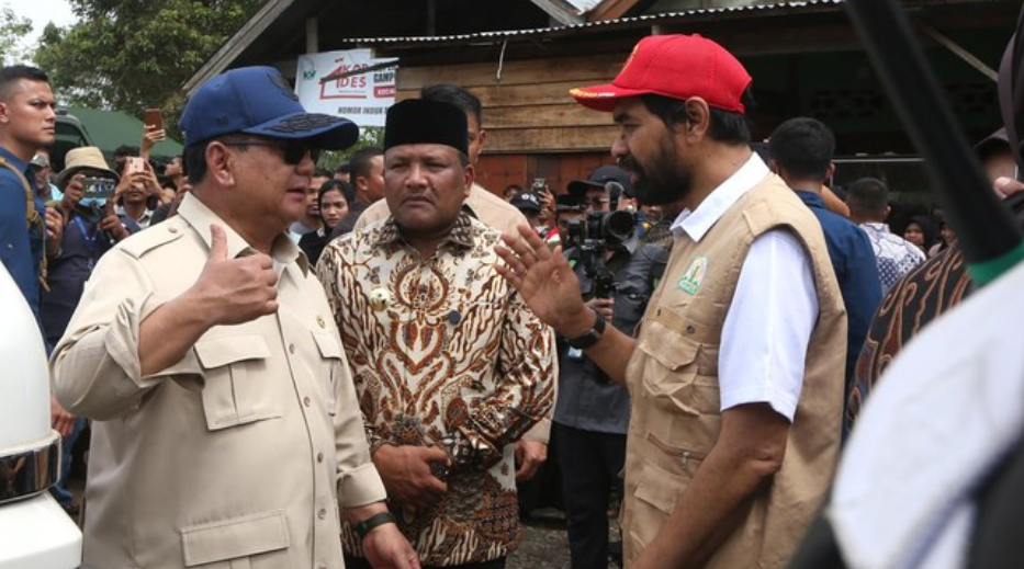 Prabowo minta Mendagri copot Bupati Aceh Selatan yang umrah saat banjir dan longsor. (ANTARA FOTO/IRWANSYAH PUTRA)