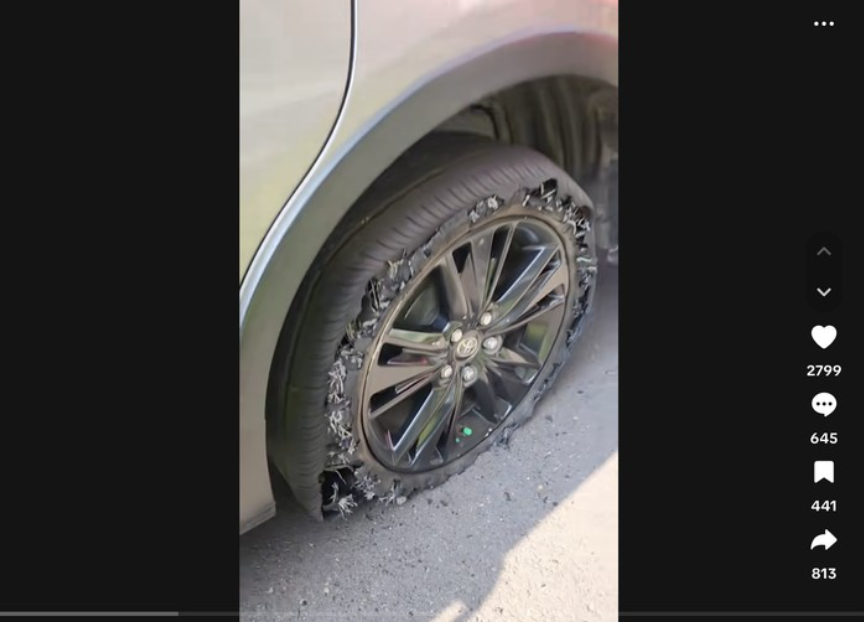 Ban mobil tiba-tiba pecah di tol. Foto: Dok. TikTok ratna.listy1
