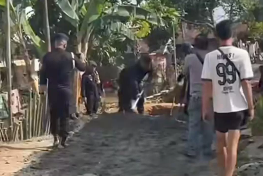 Video warga Langkat perbaiki jalan swadaya viral usai muncul pria berseragam diduga hanya ikut ngonten (Tangkapan layar IG @folkjog)