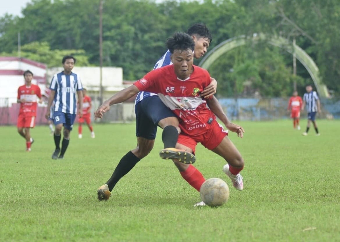 FOKUS: Pemain Perssu MC (jersei merah) berusaha mengamankan bola saat melakukan uji coba di Stadion A. Yani, Desa Pabian, Kecamatan Kota Sumenep, Sabtu (6/12).&nbsp;