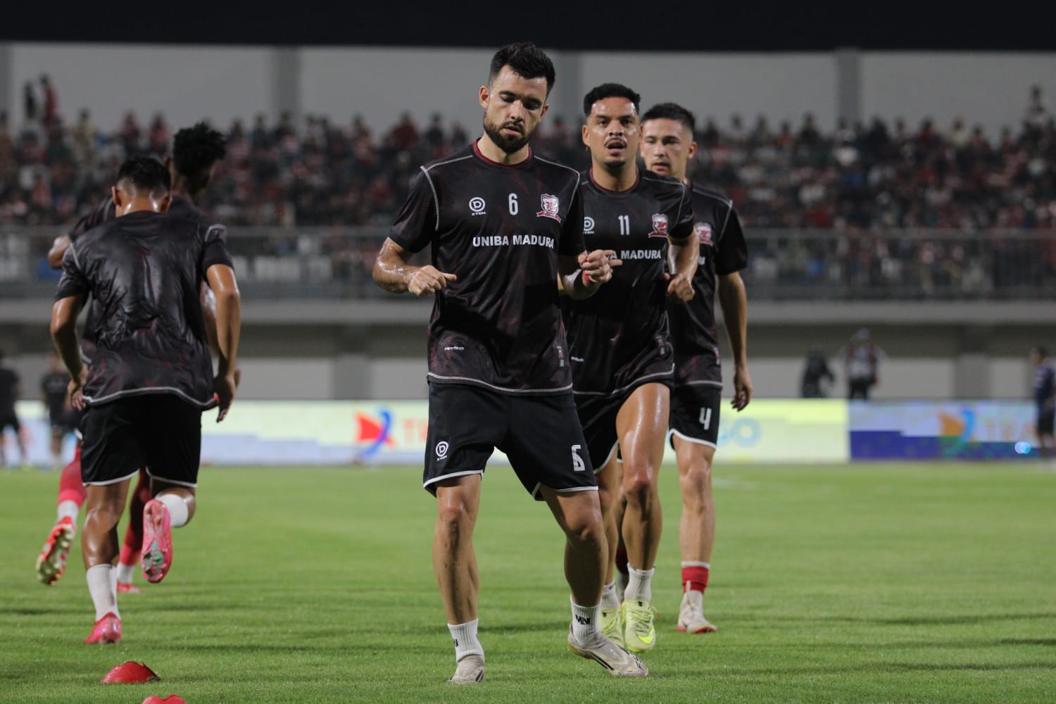 PEMANASAN: Pemain Madura United saat melakukan warming up sebelum pertandingan melawan Persib Bandung di Stadion Gelora Madura Ratu Pamelingan Pamekasan, Minggu (30/11).&nbsp;