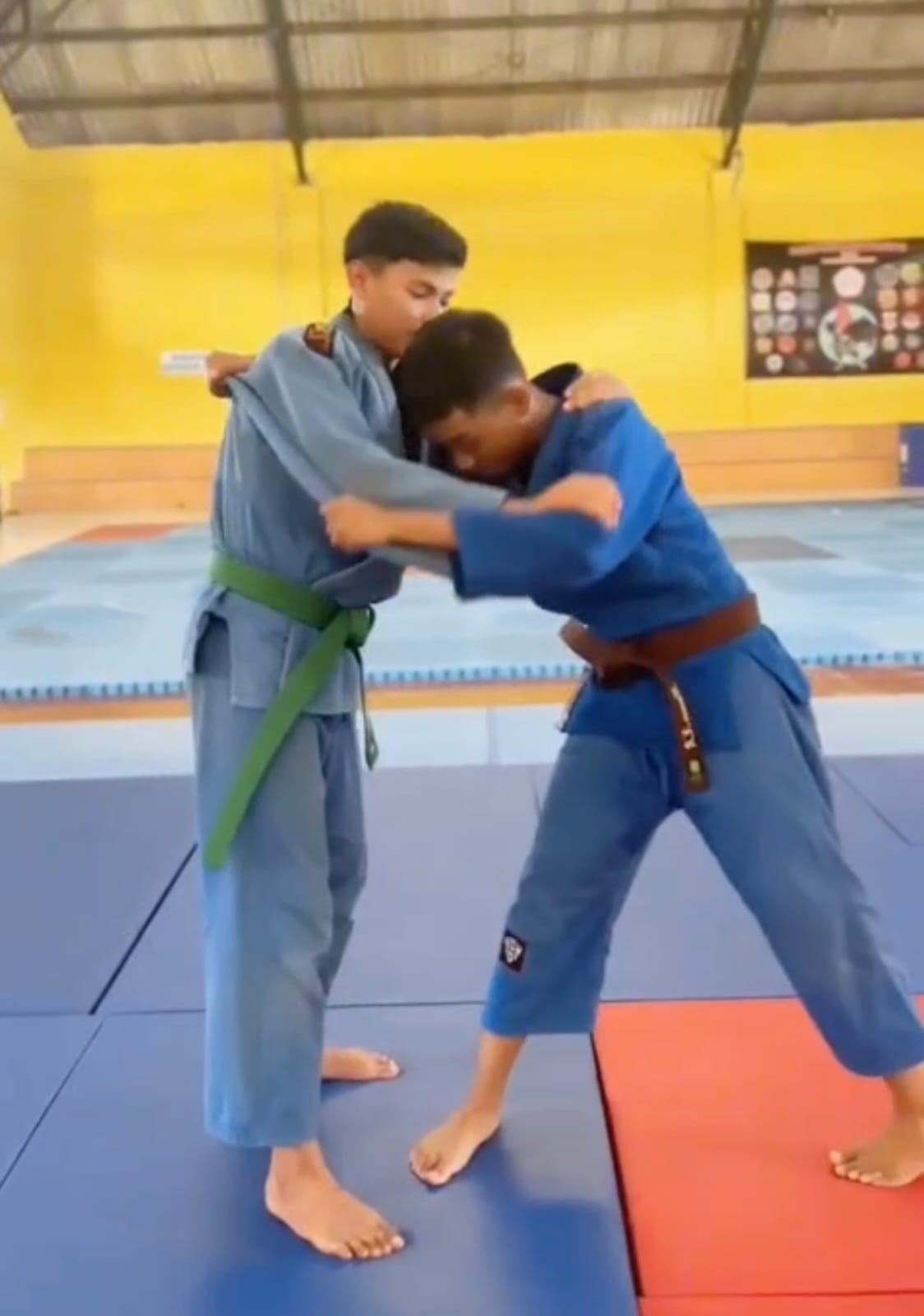 FOKUS: Atlet judo Sumenep melakukan latihan di Desa Pabian, Kecamatan Kota, Sabtu (6/12).&nbsp;