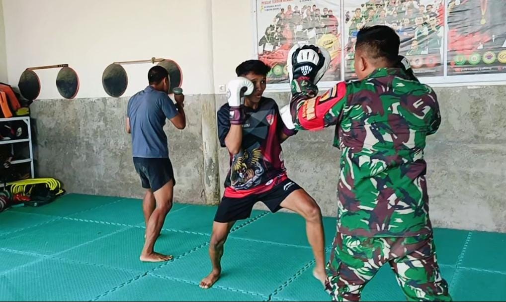 INTENSIF: Achmad Mahfud mendampingi para atlet dalam pelaksanaan puslatkab, Kamis (4/12).&nbsp;