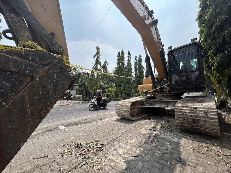 DISITA: Dua ekskavator yang beroperasi di galian C Desa Bunajih, Kecamatan Labang, diamankan di Mapolres Bangkalan, Minggu (7/12).&nbsp;
