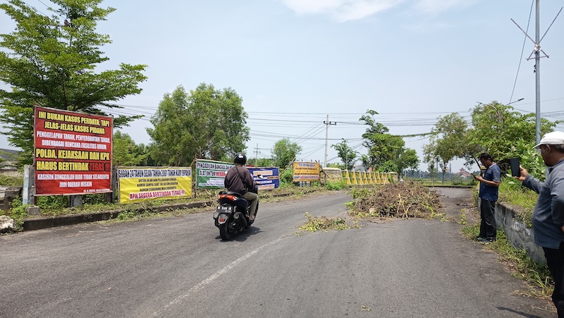 BERMASALAH: Polisi mengawal pengendara di Jalan Kinibalu Bangkalan, Senin (2/12).
