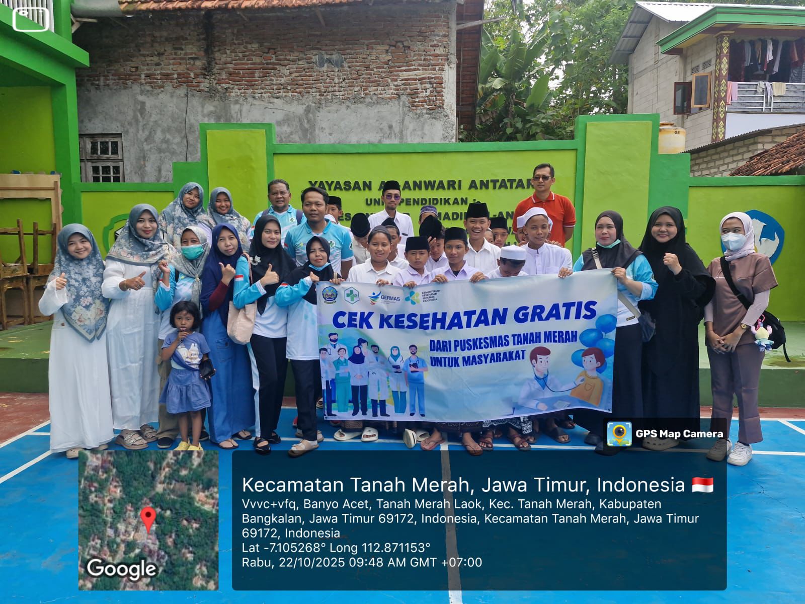 Petugas Puskesmas Tanah Merah foto bersama dengan sejumlah siswa usai melakukan Cek Kesehatan Gratis (CKG)